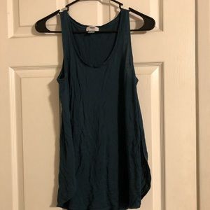 Tank with side slits